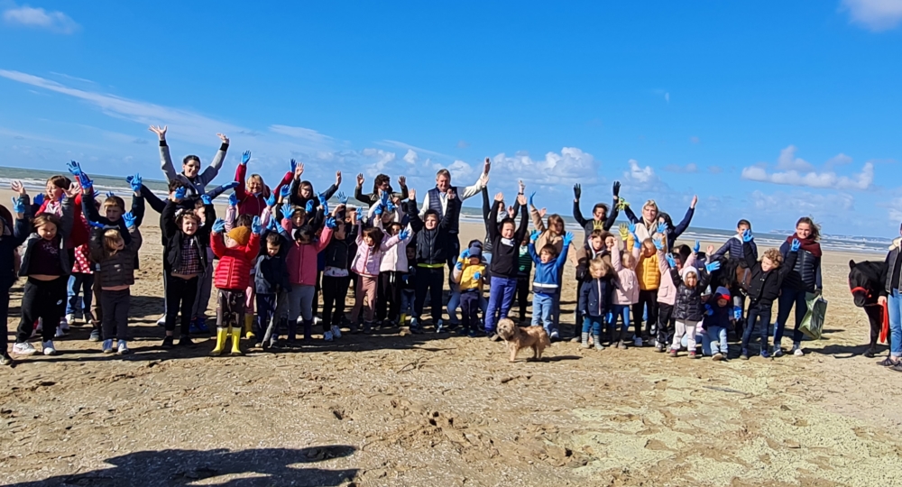 Journée ramassage des déchets avec les enfants sur la plage de Deauville