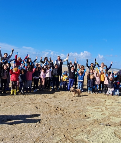Journée ramassage des déchets avec les enfants sur la plage de Deauville
