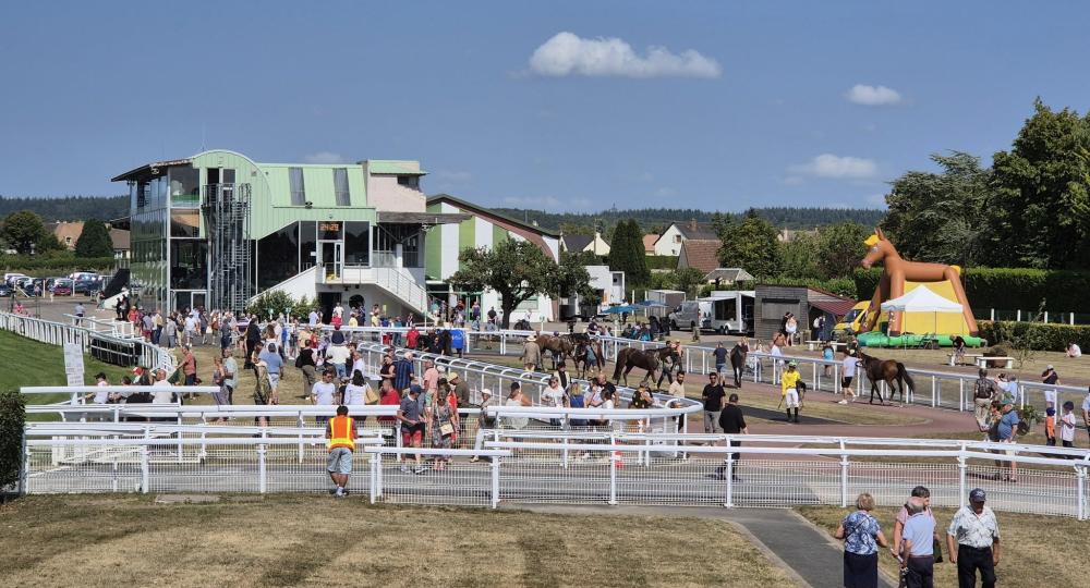 L'hippodrome d'Argentan, situé dans l'Orne, renouvelle sa labellisation à l'échelon engagement
