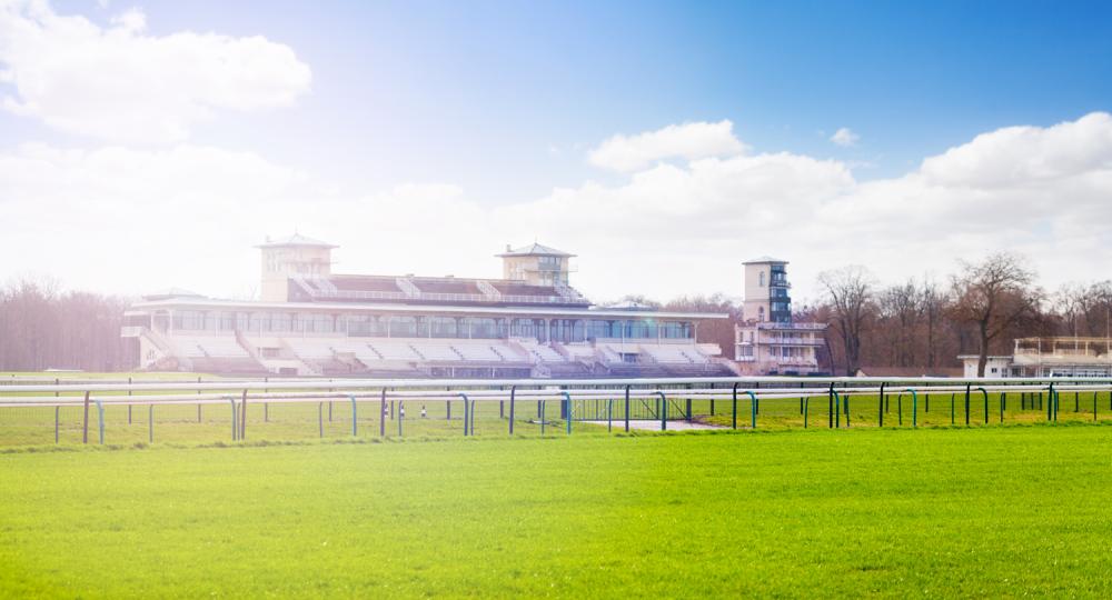 L'Hippodrome de la Côte d'Emeraude à Saint - Malo s'engage en faveur du bien - être animal et de l'environnement en se labellisant EquuRES