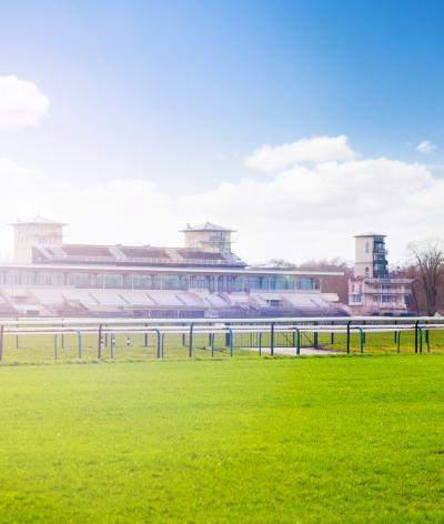 L'Hippodrome de la Côte d'Emeraude à Saint - Malo s'engage en faveur du bien - être animal et de l'environnement en se labellisant EquuRES