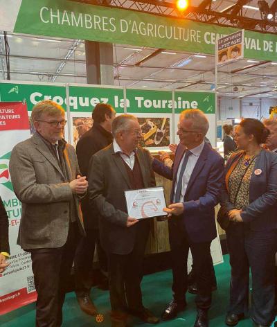 Monsieur Fesneau, ministère de l'Agriculture, remet les certificats de labellisation au salon Ferme expo !
