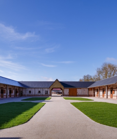 Le Haras de Bouquetot, à Clarbec, célèbre haras de pur-sang, labellisé EquuRES.