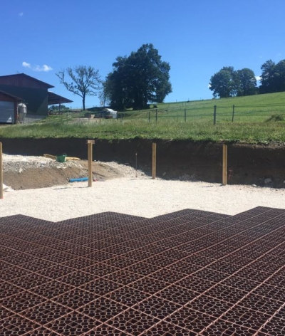 Matériaux réduisant les consommations d’eau sur un sol de travail équestre